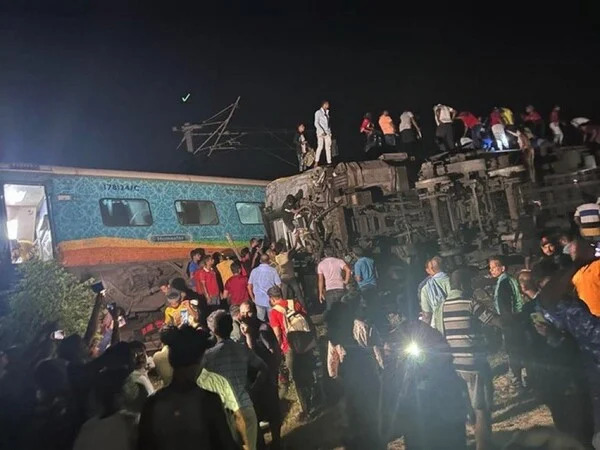 Ινδία: Σύγκρουση επιβατικού με εμπορικό τρένο – Δεκάδες νεκροί και πάνω από 170 τραυματίες