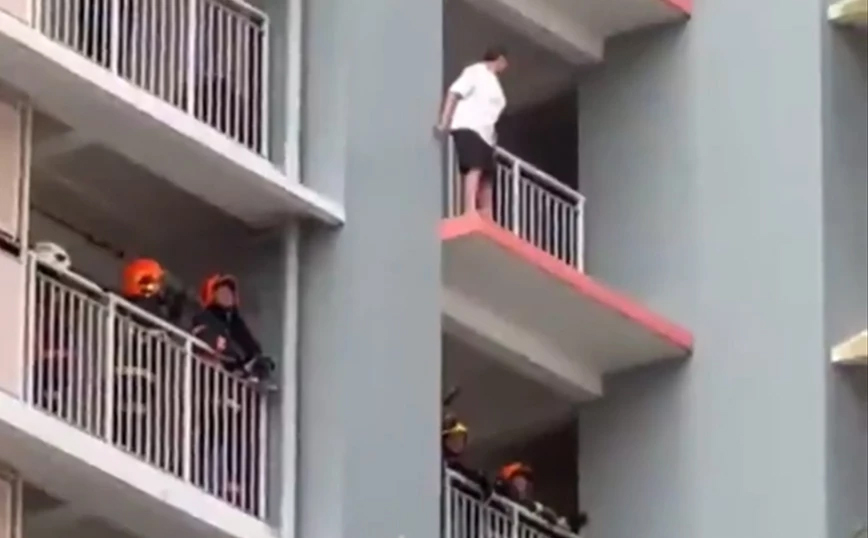 Εντυπωσιακό βίντεο με την επιχείρηση πυροσβεστών στη Σιγκαπούρη – Έσωσαν γυναίκα μέσα σε ελάχιστα δευτερόλεπτα
