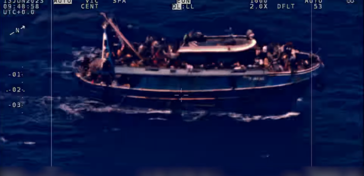 Ναυάγιο Πύλος: Αποκαλυπτικό βίντεο της Frontex δείχνει καπνούς να βγαίνουν από το πλοιάριο