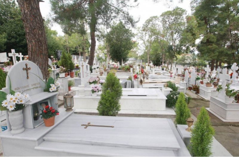 Σοκ στην Πάτρα: Άνοιξαν τον τάφο της μητέρας τους και… δεν υπήρχε μέσα!