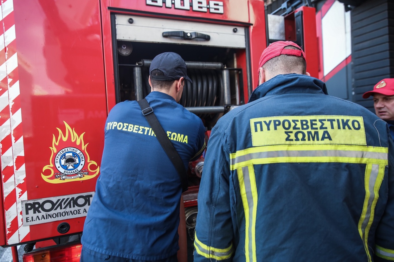 Κολωνός: Πυρκαγιά σε ισόγειο διαμέρισμα- Εκκενώθηκε η πολυκατοικία