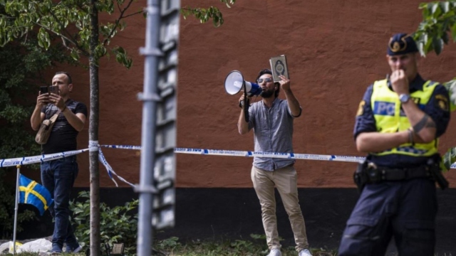 Σουηδία: Ακροδεξιός έκαψε το κοράνι - Οργή της Τουρκίας πριν την Σύνοδο του ΝΑΤΟ