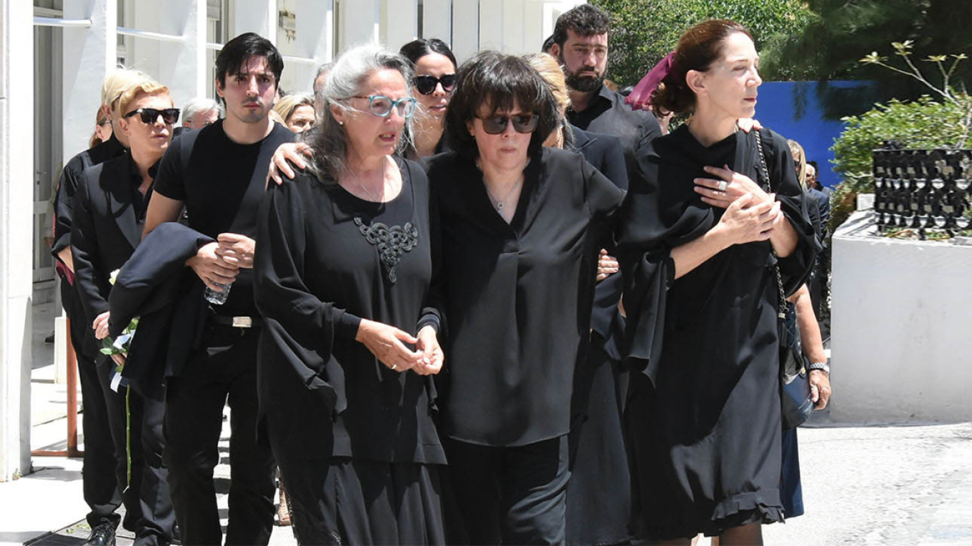 Νόνικα Γαληνέα: Συντετριμμένες οι κόρες της στην κηδεία