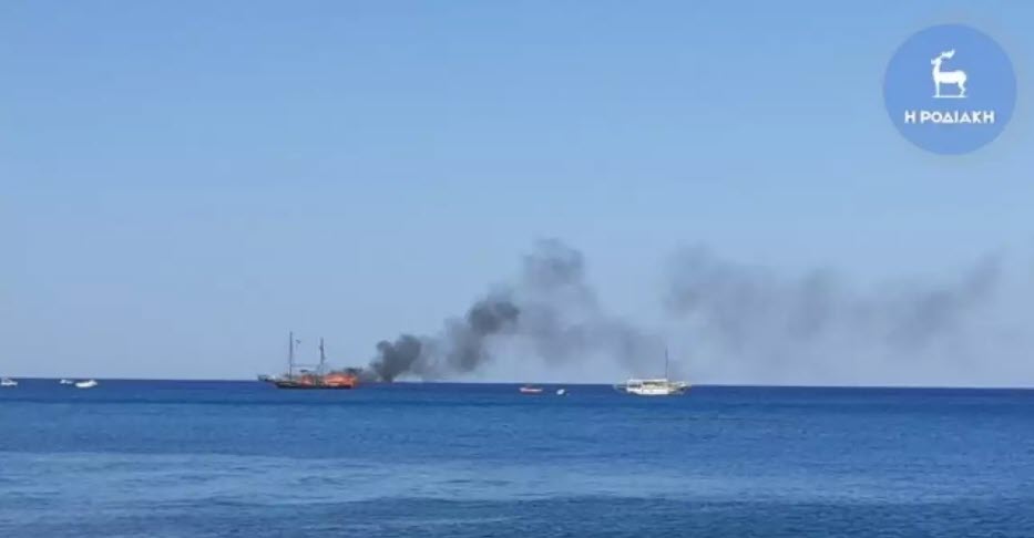 Ρόδος: Φωτιά σε τουριστικό σκάφος – Περισσότεροι από 80 οι επιβάτες του
