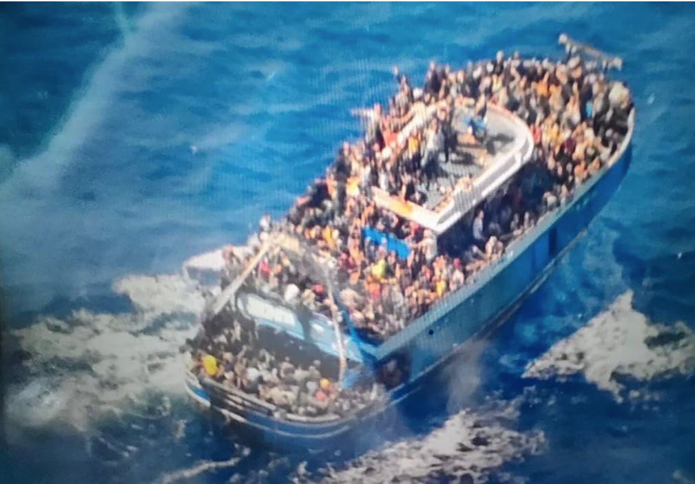 Ναυάγιο στην Πύλο: Φωτογραφίες σοκ - Μετανάστες στριμωγμένοι σαν σαρδέλες στο πλοίο πριν βυθιστεί σε διεθνή ύδατα
