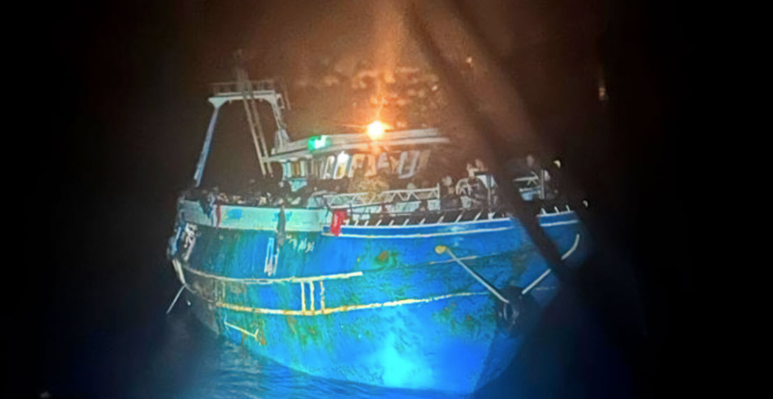 Ναυάγιο στην Πύλο: Νέα φωτογραφία του πλοίου λίγο πριν βυθιστεί - Συνεχίζονται οι έρευνες