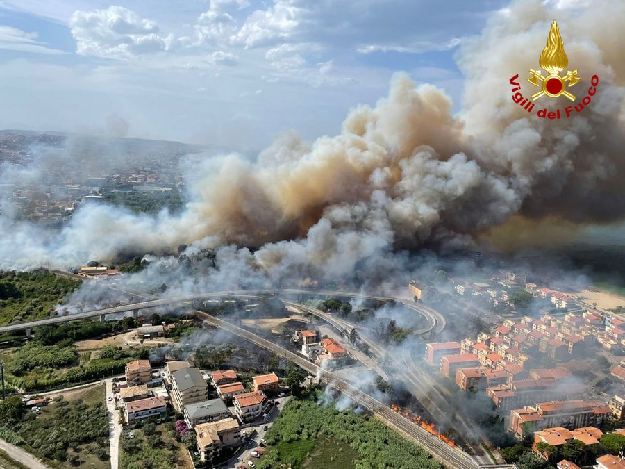 Ιταλία: Εκκένωση 2.000 τουριστών από τρεις ξενοδοχειακές μονάδες εξαιτίας πυρκαγιάς