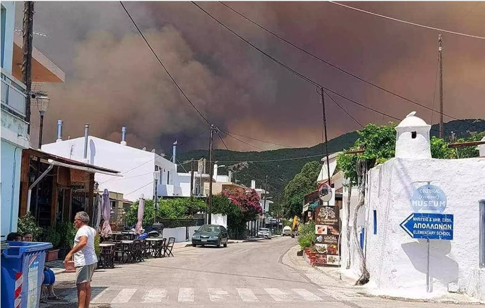 Ρόδος: Ανεξέλεγκτα παραμένουν τα τέσσερα μέτωπα της πυρκαγιάς στο νησί