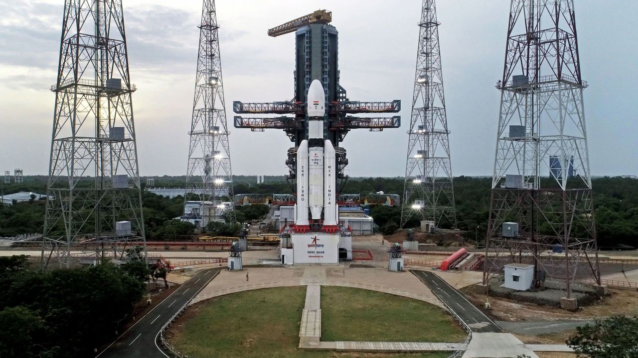 Η Ινδία εκτοξεύει πύραυλο για τη Σελήνη - Θα εξερευνήσει τον Νότιο Πόλο