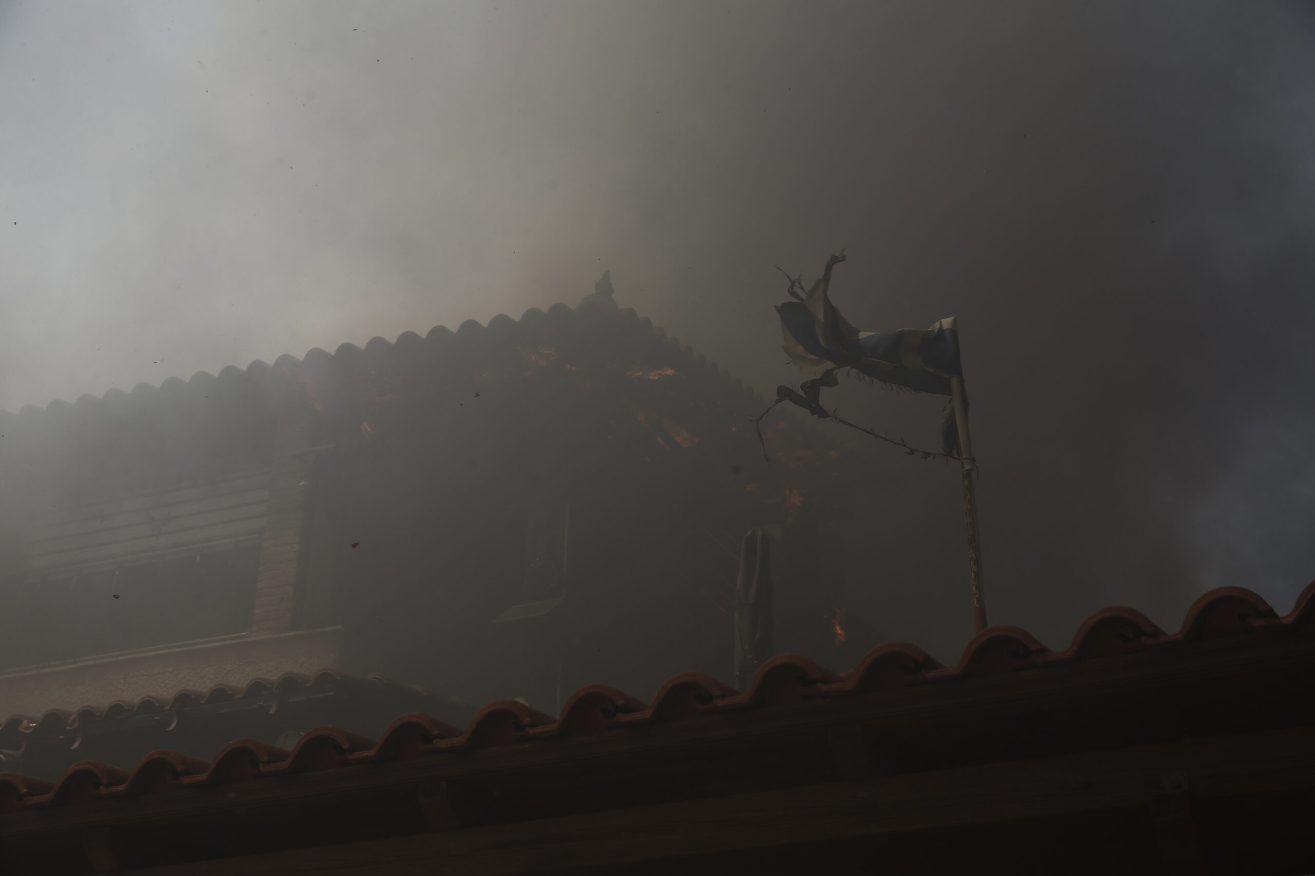 Πύρινη λαίλαπα - Συνεχής ενημέρωση: Καίγονται σπίτια, πλησιάζει η φωτιά πολλές κατοικημένες περιοχές σε Κουβαρά, Ανάβυσσο, Λαγονήσι