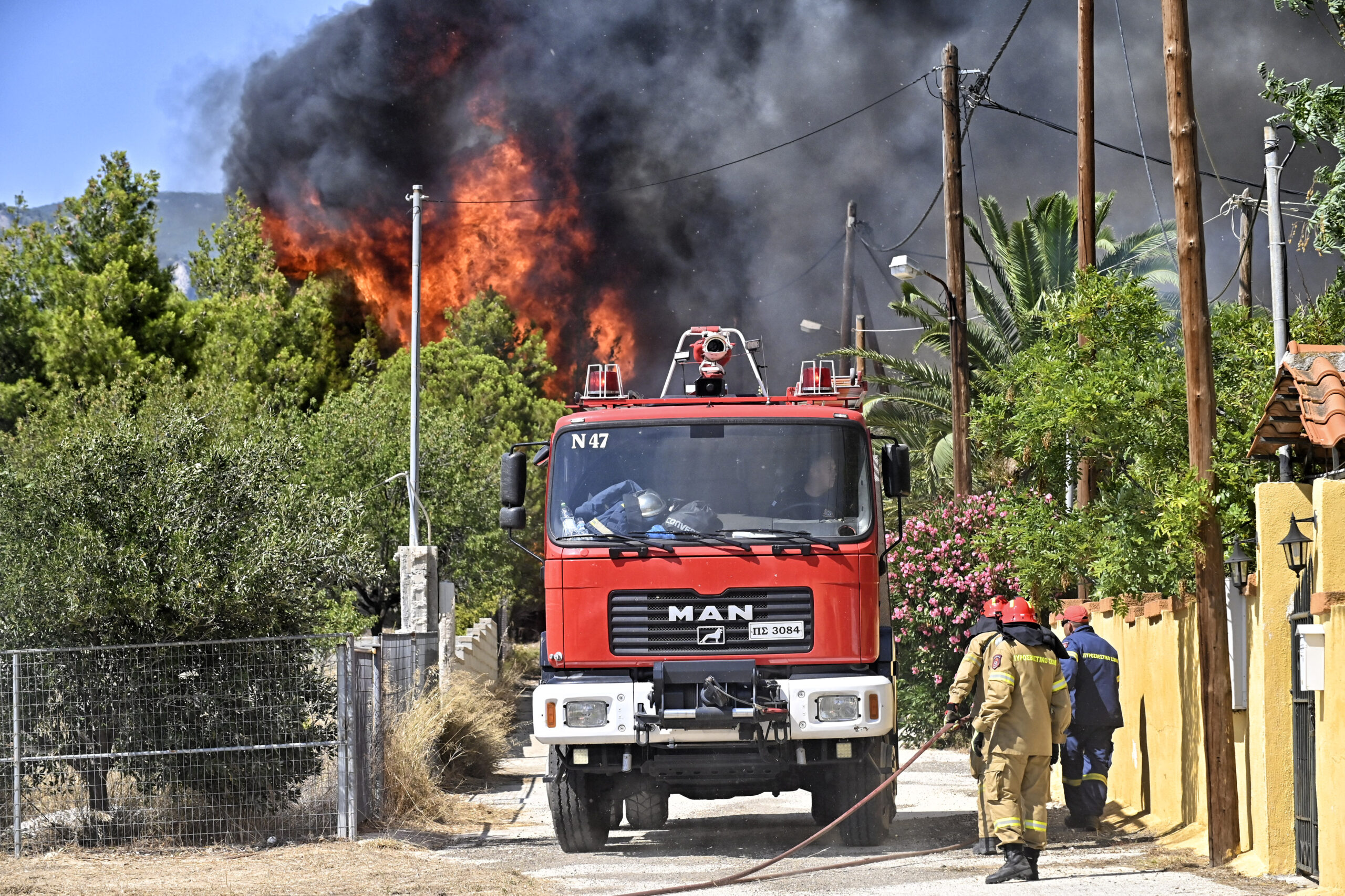 Λουτράκι: Σε εξέλιξη η δασική πυρκαγιά - "Έχουν καεί αρκετά σπίτια"