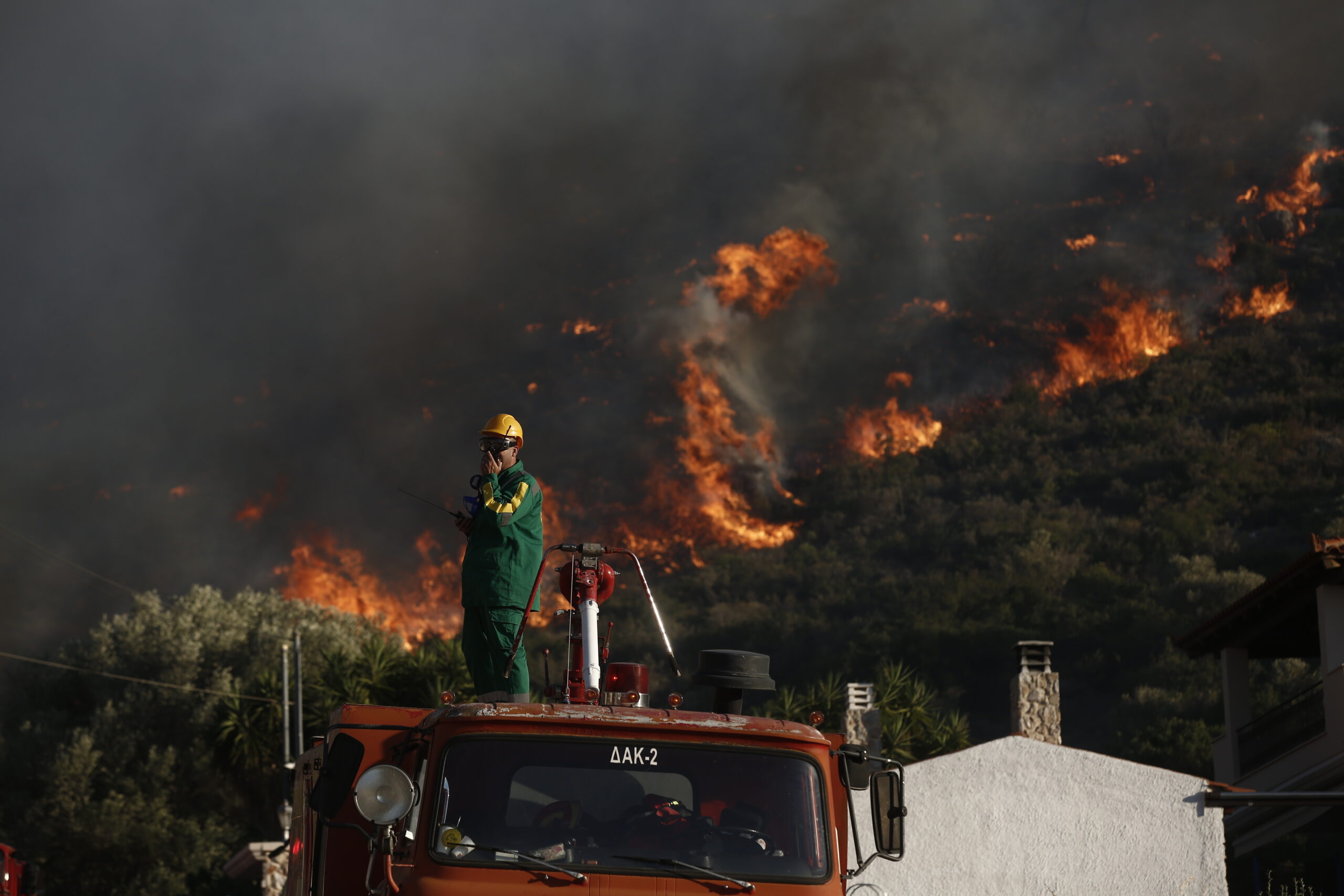 Μαίνεται η φωτιά στα Δερβενοχώρια: Μήνυμα 112 για εκκένωση έξι οικισμών προς Μάνδρα και Ελευσίνα