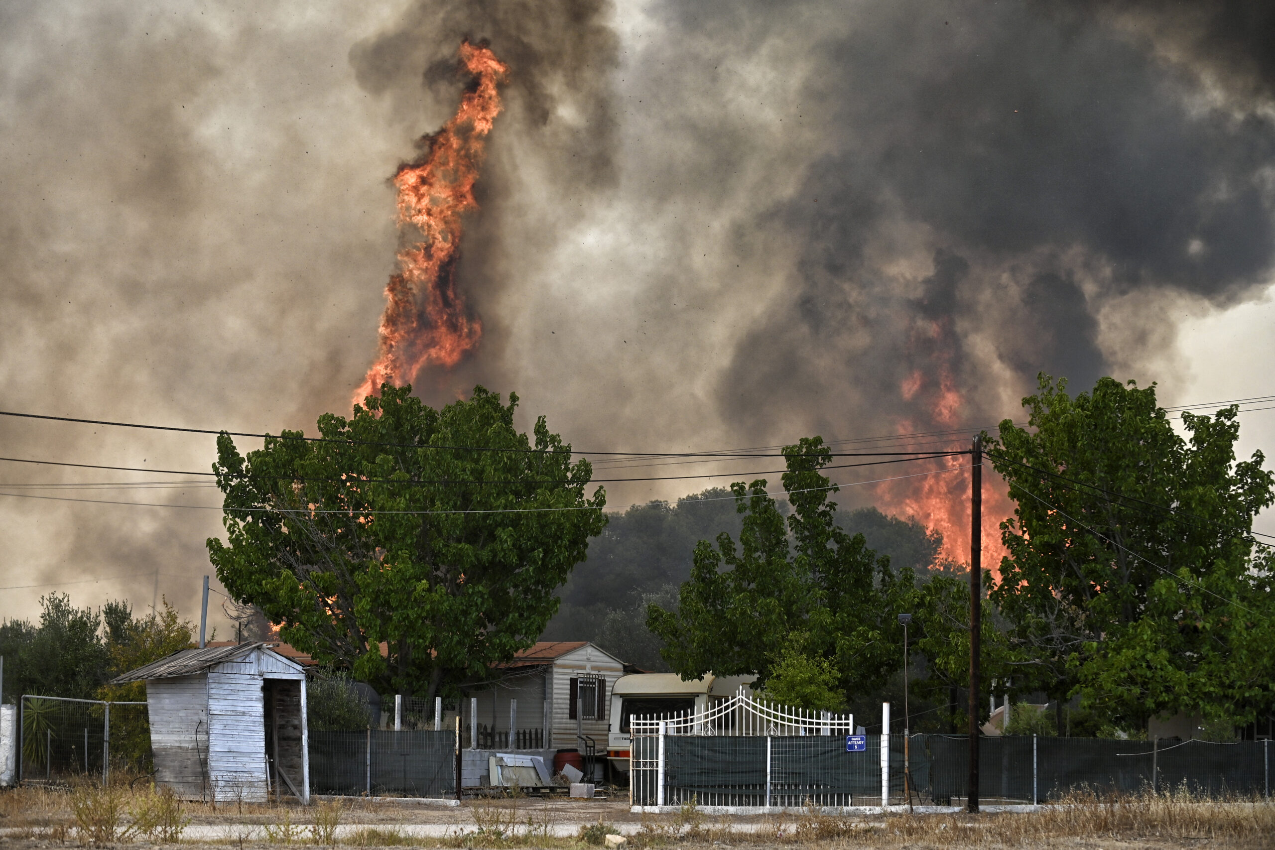 Μεγάλες διαστάσεις έχει λάβει η πυρκαγιά στα Δερβενοχώρια - Ανεξέλεγκτη η φωτιά στην ευρύτερη περιοχή του Λουτρακίου