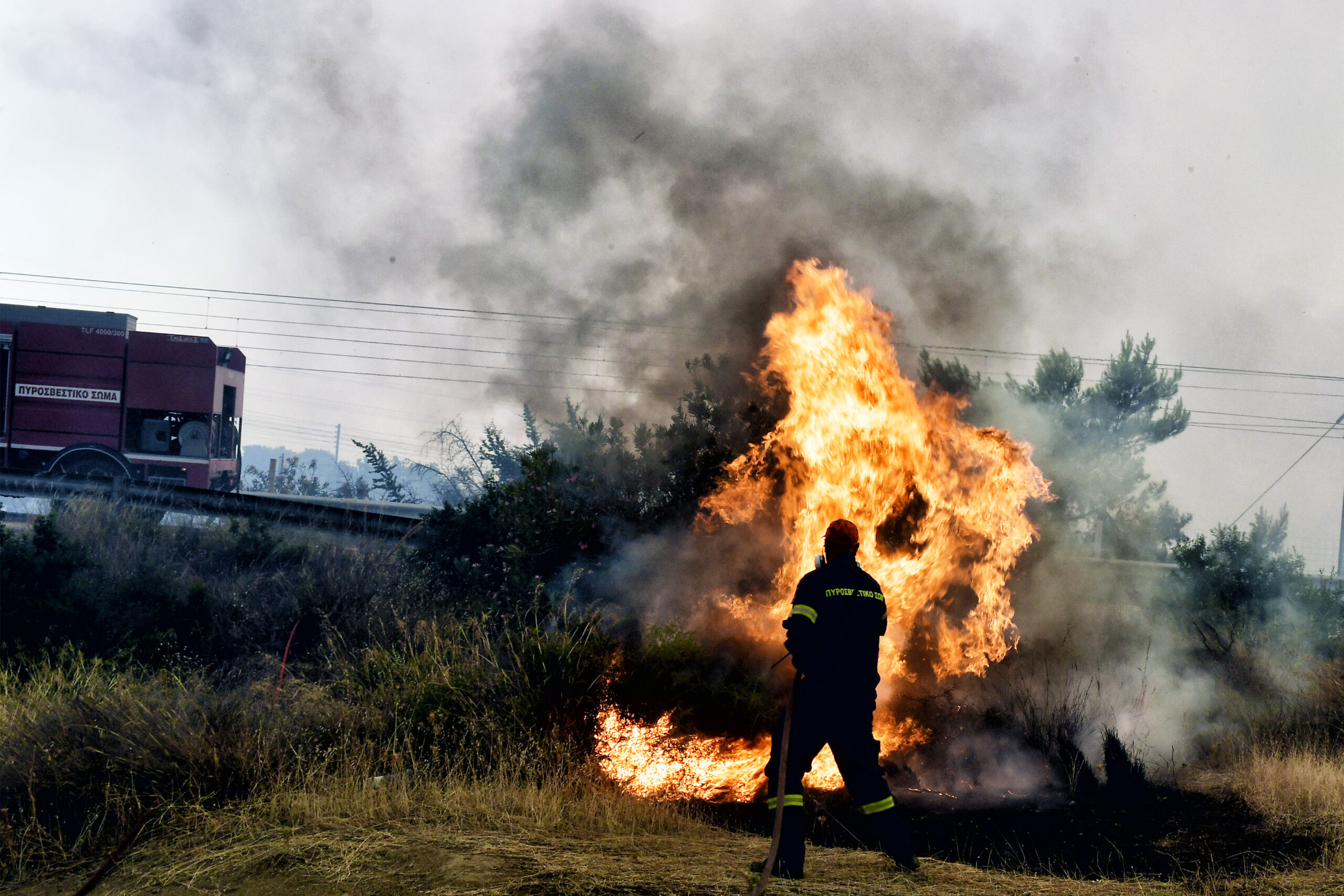 Φωτιά τώρα: Μεγάλη αναζωπύρωση στα Δερβενοχώρια