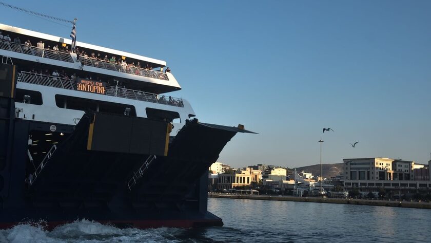 Επιστρέφει πλοίο στο λιμάνι του Πειραιά, λόγω μηχανικής βλάβης