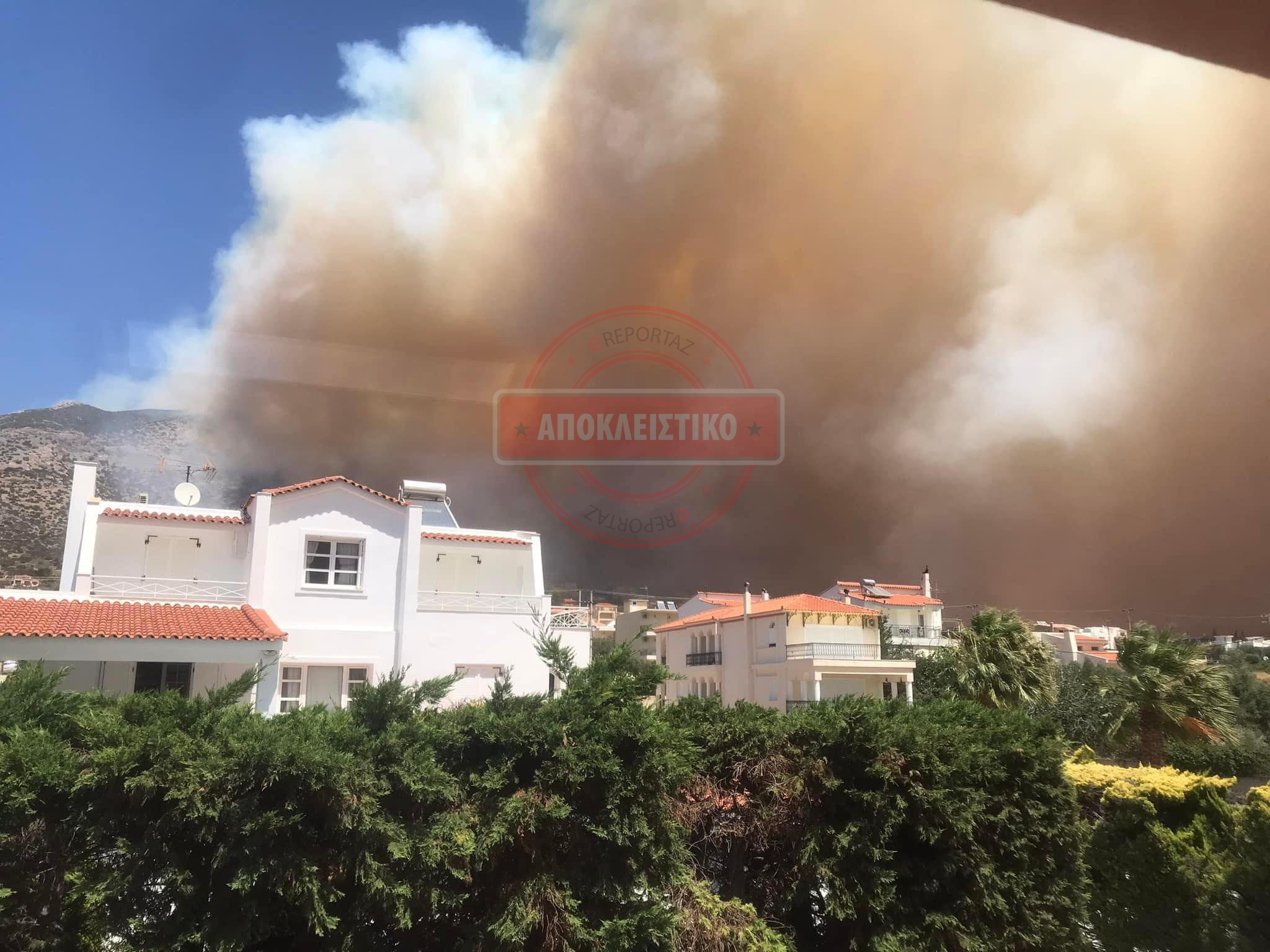 Φωτιά στον Κουβαρά: Καίγονται τα πρώτα σπίτια - Πάνω από 4 χιλιόμετρα το μέτωπο