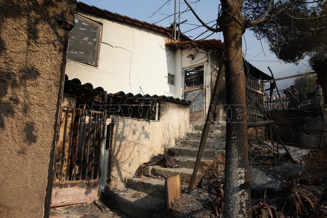 Φωτιά στη Βλυχάδα: Έχουν καεί σπίτια, σβήνουμε μόνοι μας τα «καντηλάκια», λέει κάτοικος