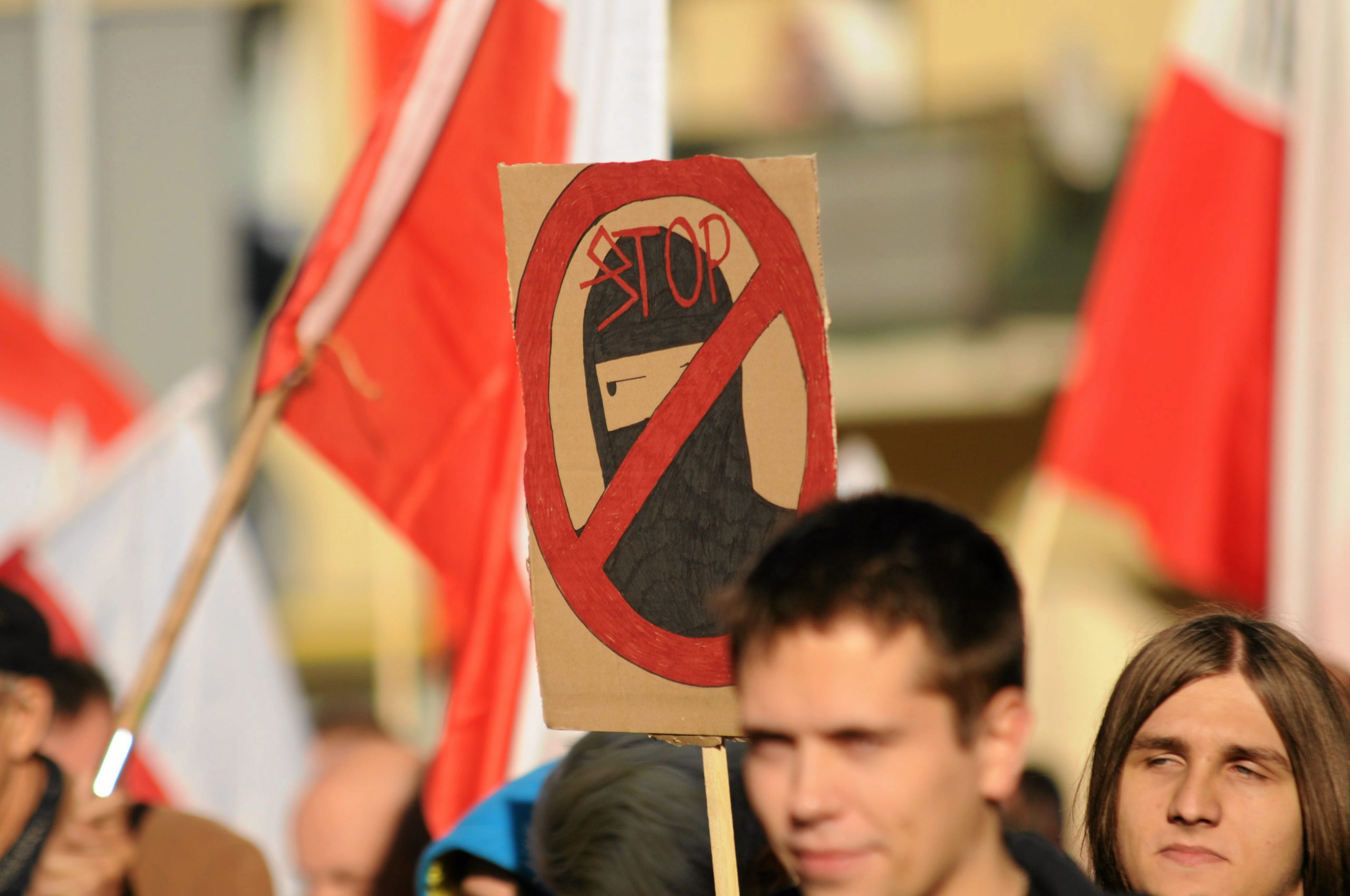 Πολωνία: Δημοψήφισμα για το μεταναστευτικό στήνει η κυβέρνηση
