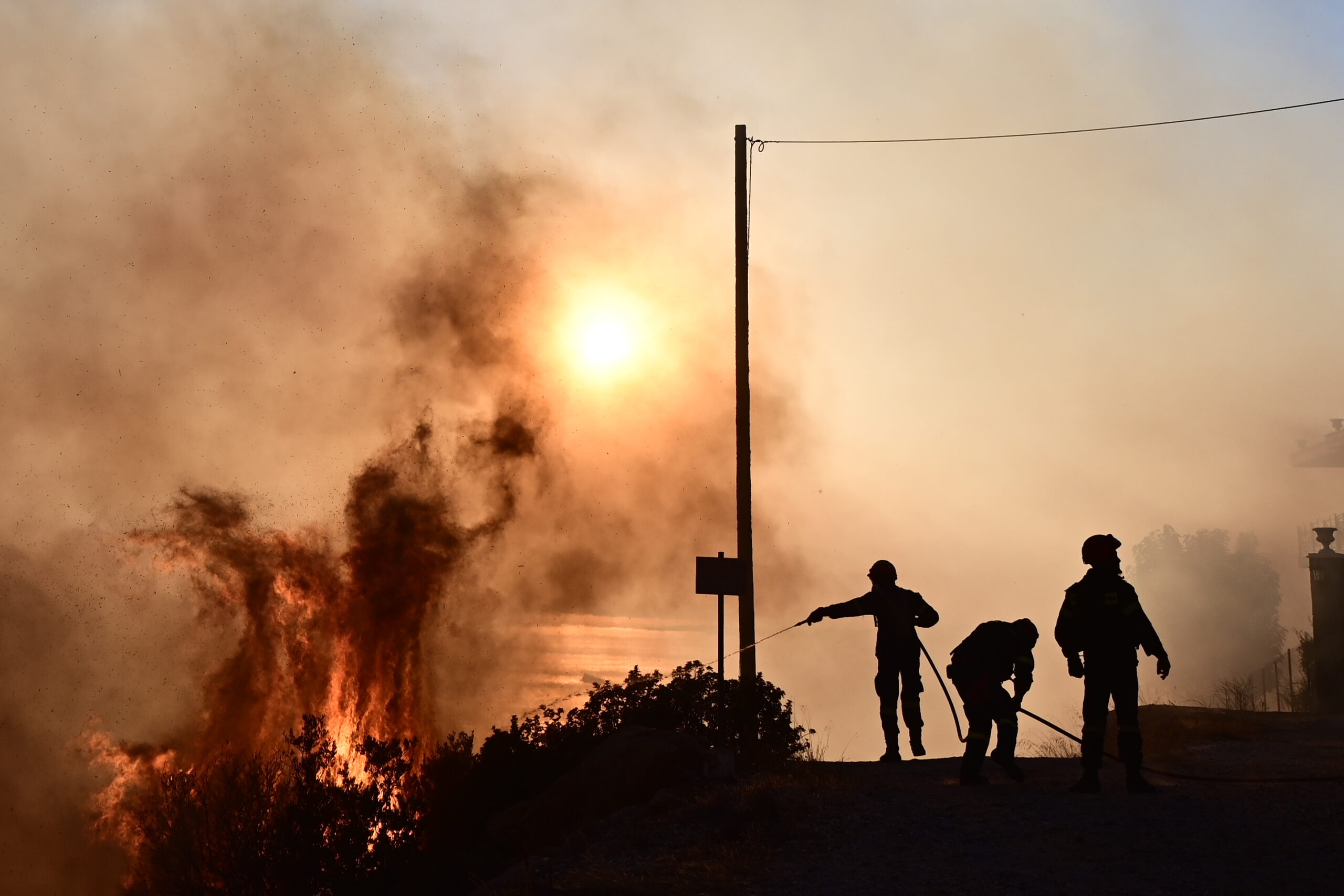 Μεγάλη η φωτιά στα Δερβενοχώρια, κατευθύνεται προς Οινόη και Μαγούλα