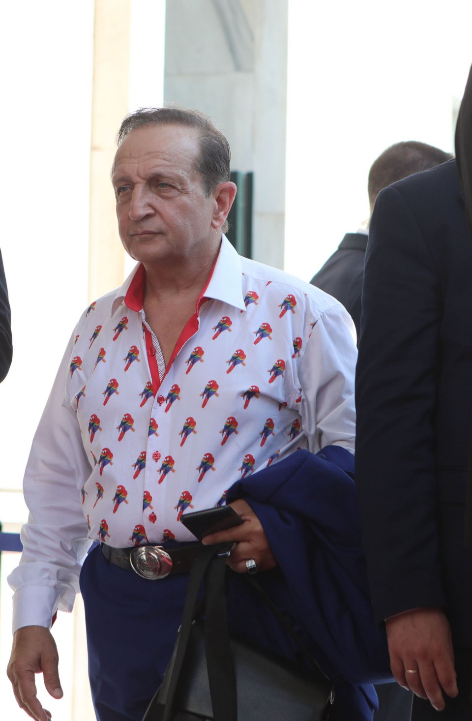 Σπύρος Μπιμπίλας: Απαντά στα αρνητικά σχόλια για το πουκάμισο με τα παπαγαλάκια που φόρεσε στη βουλή