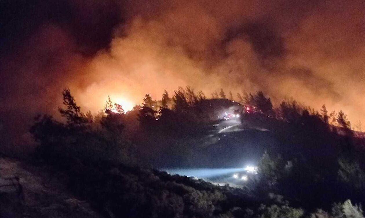 Φωτιά στην Κάρυστο: Συνεχείς αναζωπυρώσεις – Εκκενώνεται το χωριό Πλατανιστός