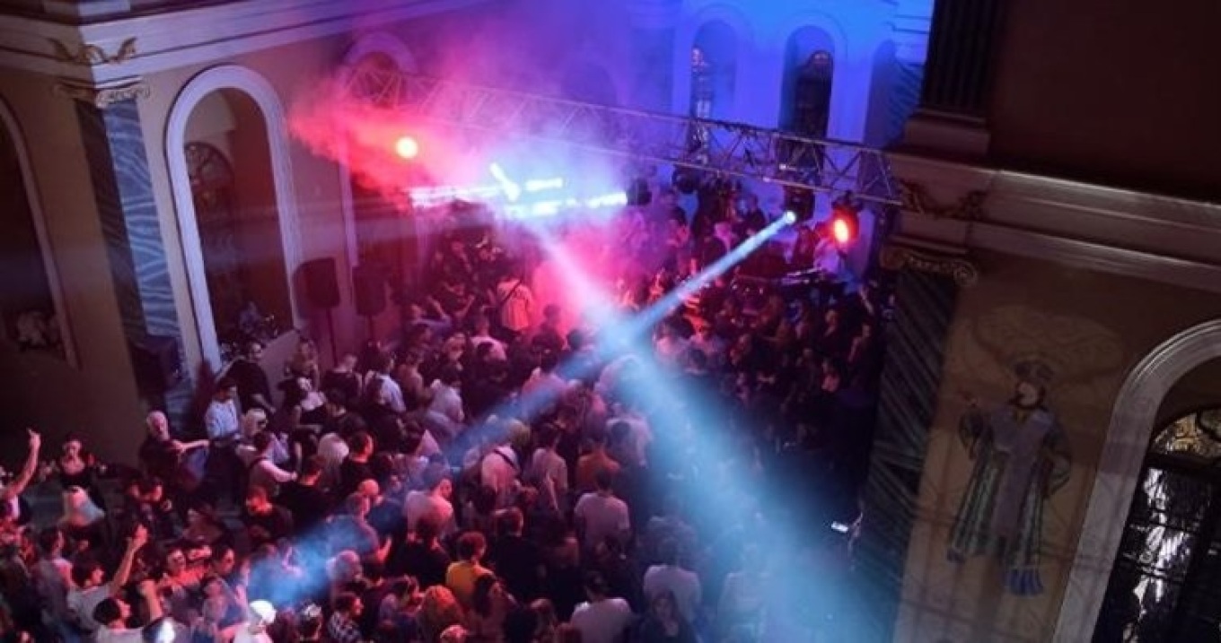 Πρόκληση στη Σμύρνη: Πάρτι ηλεκτρονικής μουσικής μέσα σε Ορθόδοξη Εκκλησία!