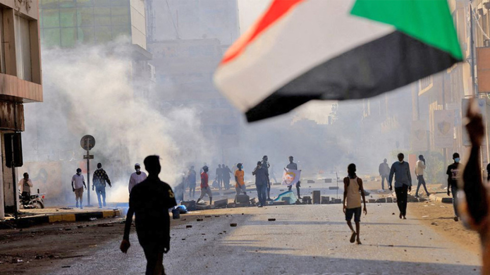 Mαίνεται για τέταρτο μήνα ο εμφύλιος στο Σουδάν: Αεροπορικοί βομβαρδισμοί στο Χαρτούμ, μάχες στο Νταρφούρ