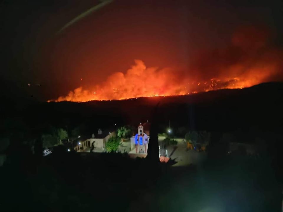 Εφιαλτική νύχτα στη Ρόδο - Μεγάλες αναζωπυρώσεις – Εντολή εκκένωσης στο χωριό Λάερμα