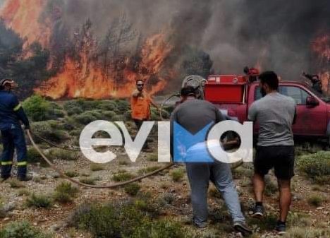 Φωτιά στην Εύβοια: Στις φλόγες τα πρώτα σπίτια στον Πλατανιστό της Καρύστου - Αγνοείται βοσκός από χθες