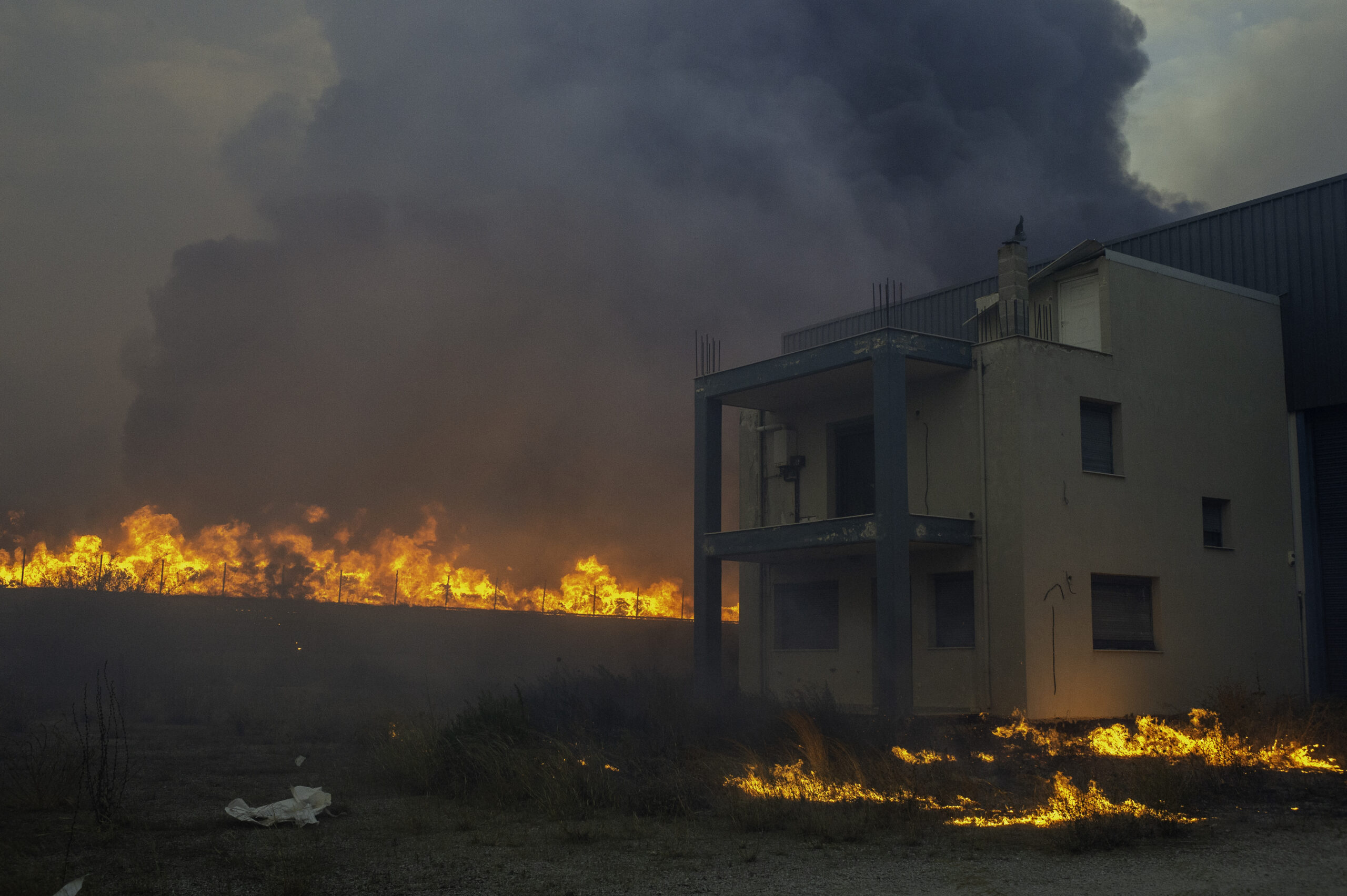 Η φωτιά στον Βαρνάβα προκλήθηκε από αυτοκίνητο που τυλίχθηκε στις φλόγες