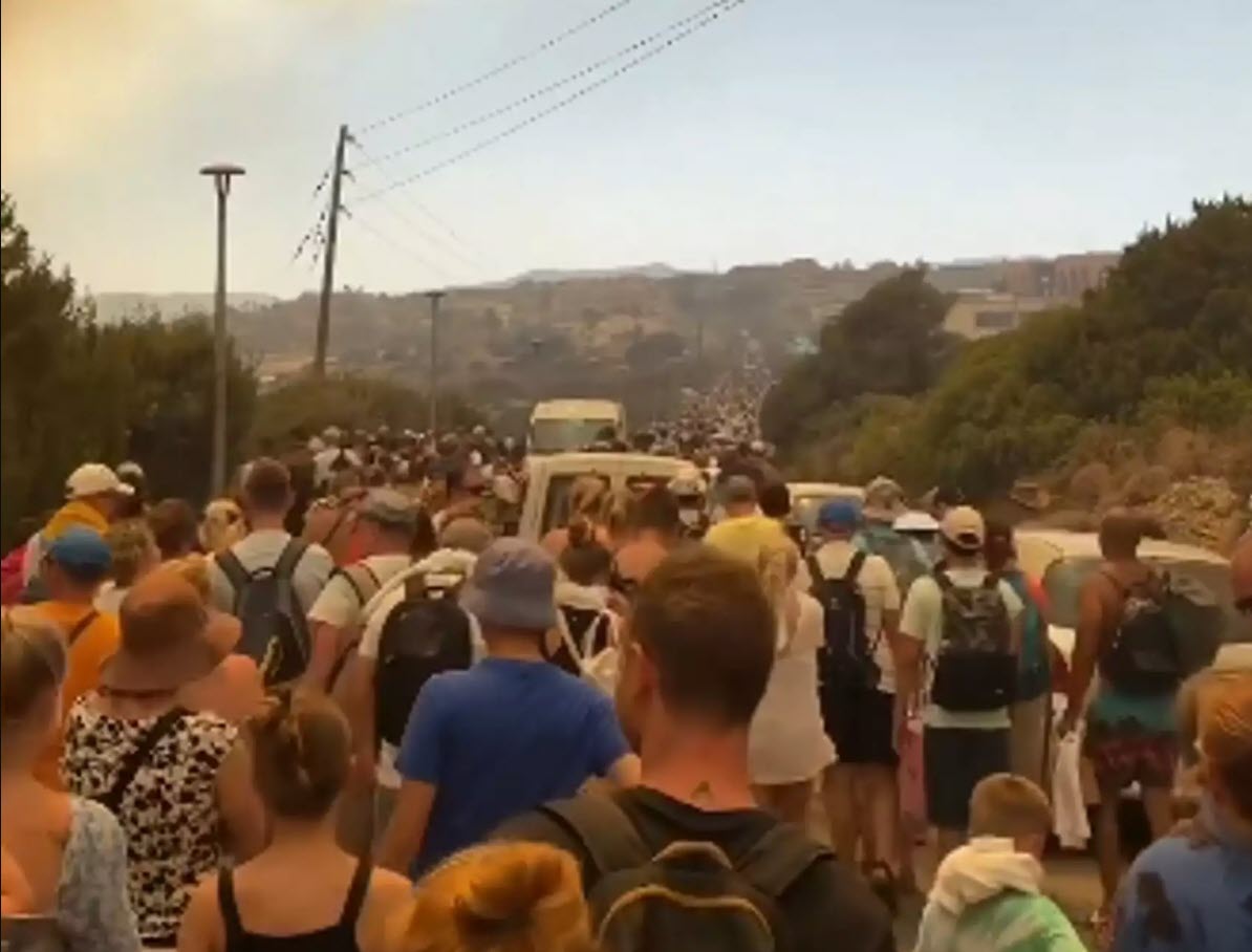 Φωτιά στη Ρόδο: Η μεγαλύτερη επιχείρηση εκκένωσης που έγινε ποτέ σε πυρκαγιά - Μετακινήθηκαν 19.000 άτομα