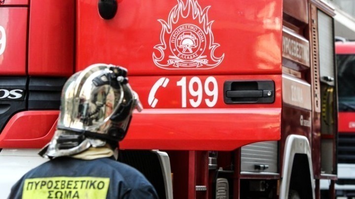 Νέο Ηράκλειο: Πυρκαγιά σε συνεργείο αυτοκινήτων – Έκλεισε η λεωφόρος Ηρακλείου