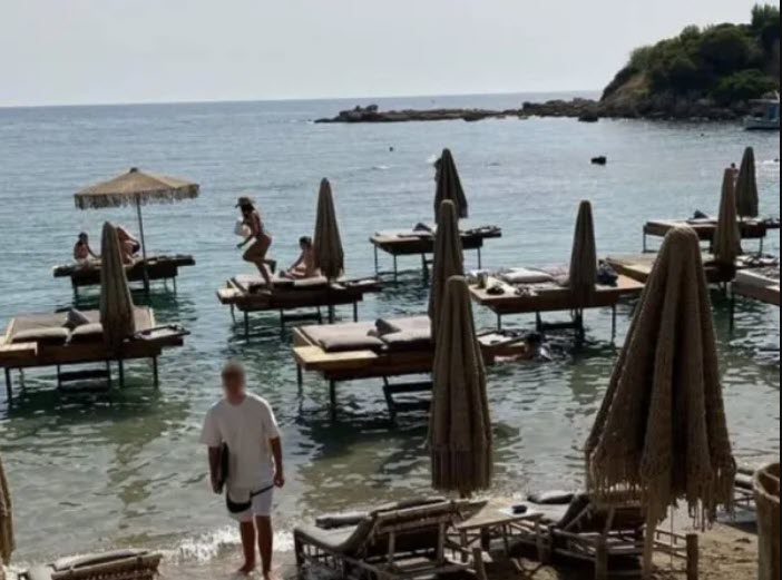 Ρόδος: «Σφραγισμένο» από το 2016 το beach bar με τον σερβιτόρο ...κολυμβητή