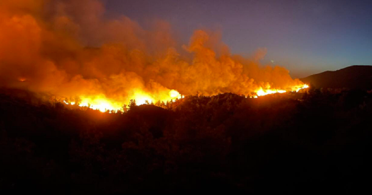 Φωτιά στην Κάρυστο: Ήχησε πάλι το 112 - Εκκενώνεται η περιοχή Πλατύς Γιαλός