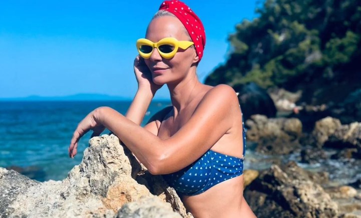Έλενα Χριστοπούλου: Πόζαρε topless και αποκάλυψε το νέο κούρεμα – Το μήνυμα που έστειλε