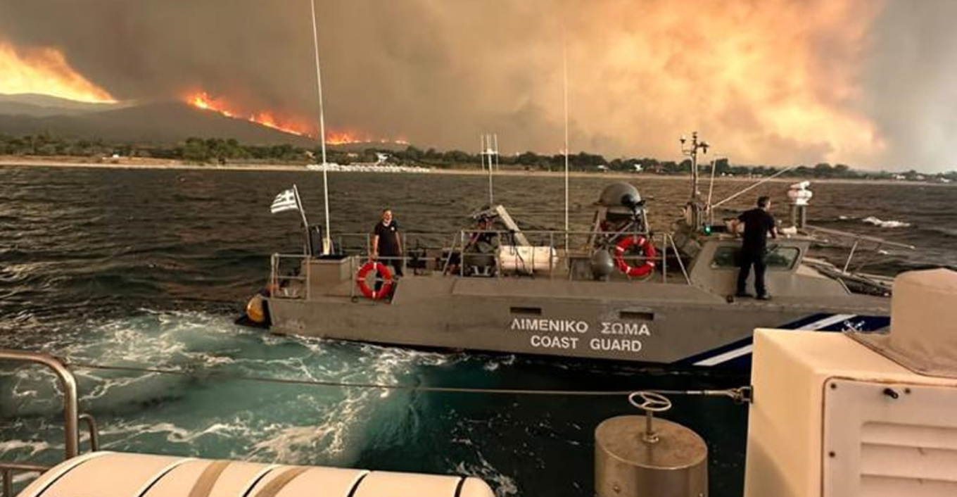 Αλεξανδρούπολη: Το Λιμενικό διέσωσε πολίτες από την πυρκαγιά, μεταφέρθηκαν στο λιμάνι