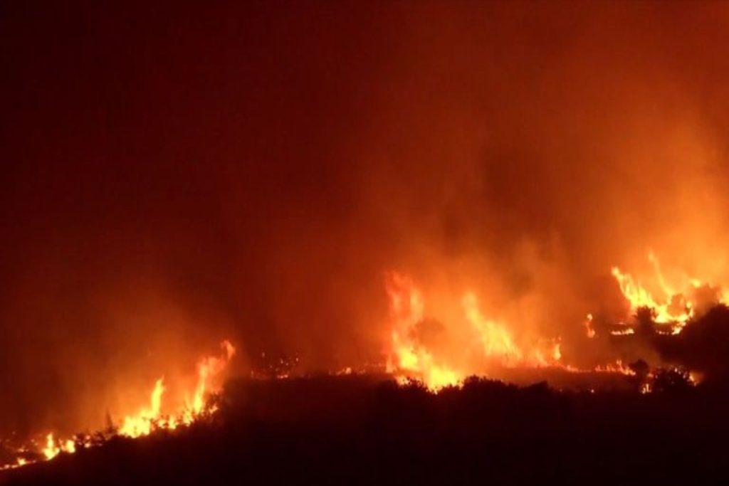 Φωτιά στην Κύθνο: Μαίνεται το πύρινο μέτωπο - Δίπλα σε σπίτια οι φλόγες