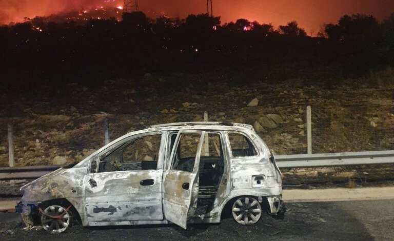 Χωρίς μέτωπο και σε ύφεση η πυρκαγιά μετά τα διόδια Ελευσίνας - Kανονικά η κυκλοφορία στην εθνική οδό