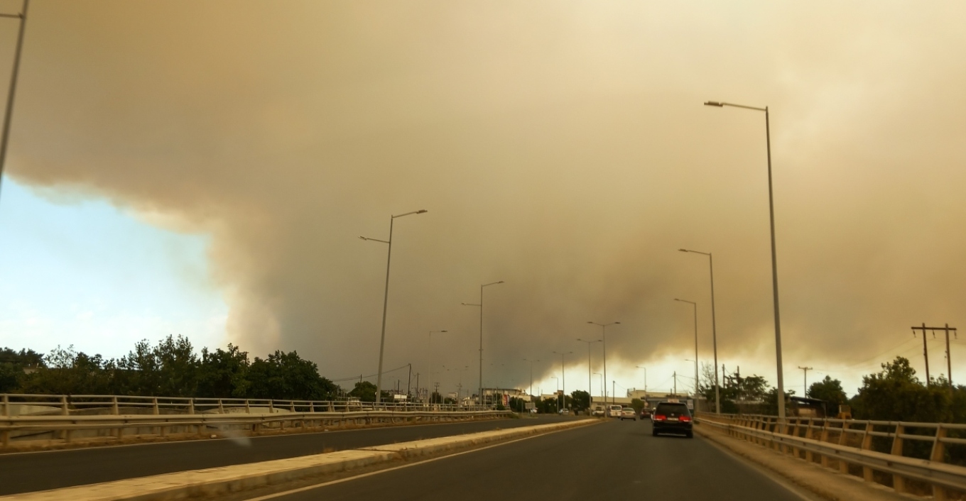 Φωτιά στην Αλεξανδρούπολη: Πλησιάζει το δάσος της Δαδιάς η πυρκαγιά - «Χιονίζει» στάχτη στο κέντρο της πόλης