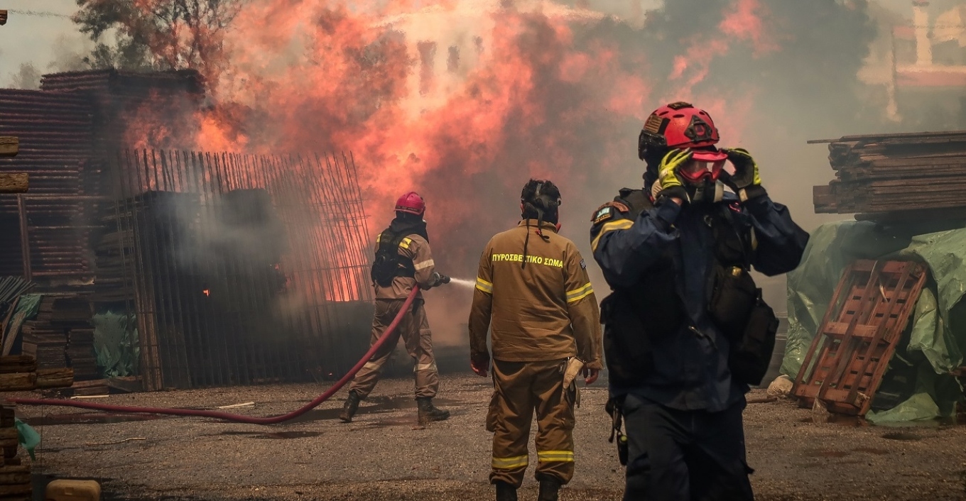 Αρτοποιός: Δύσκολη η κατάσταση στην Πάρνηθα - Τo «φαινόμενο της καμινάδας» αναζωπύρωσε τη φωτιά