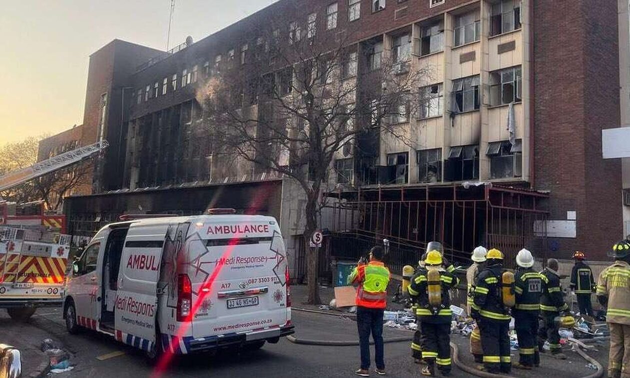 Κόλαση φωτιάς στο Γιοχάνεσμπουργκ: Τουλάχιστον 52 νεκροί από πυρκαγιά σε πολυκατοικία