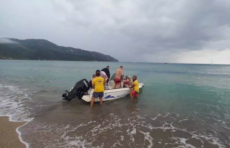 Κέρκυρα: Έντονα καιρικά φαινόμενα - Απεγκλωβίστηκαν 10 τουρίστες από παραλία του νησιού