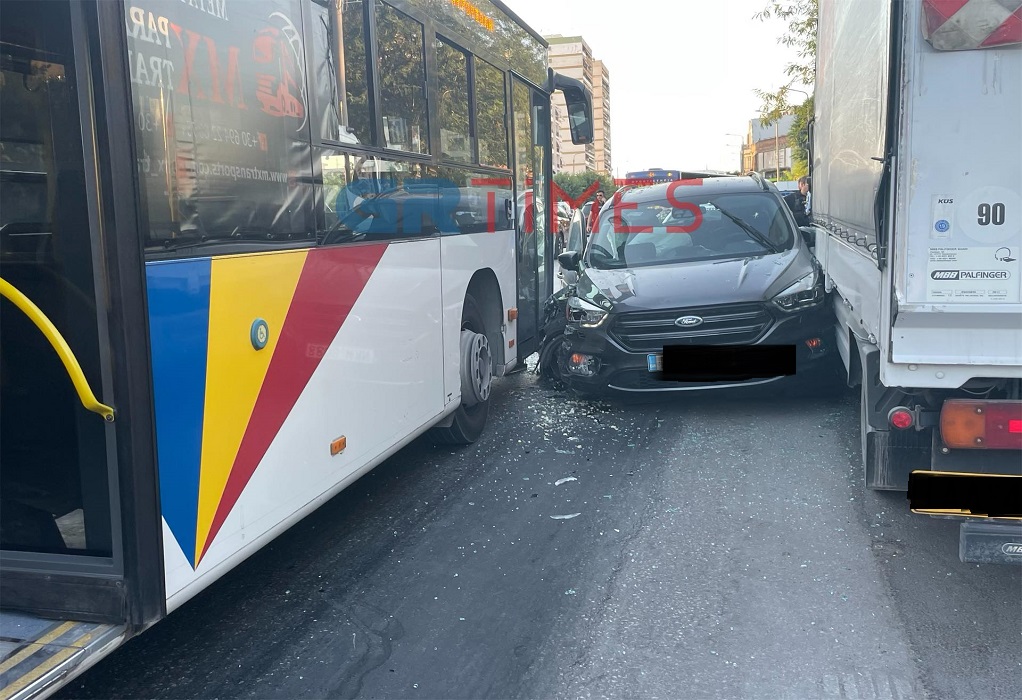 Άγρια καταδίωξη στη Θεσσαλονίκη: Μπήκε ανάποδα στη Λαγκαδά με κλεμμένο ΙΧ και έπεσε πάνω σε λεωφορείο