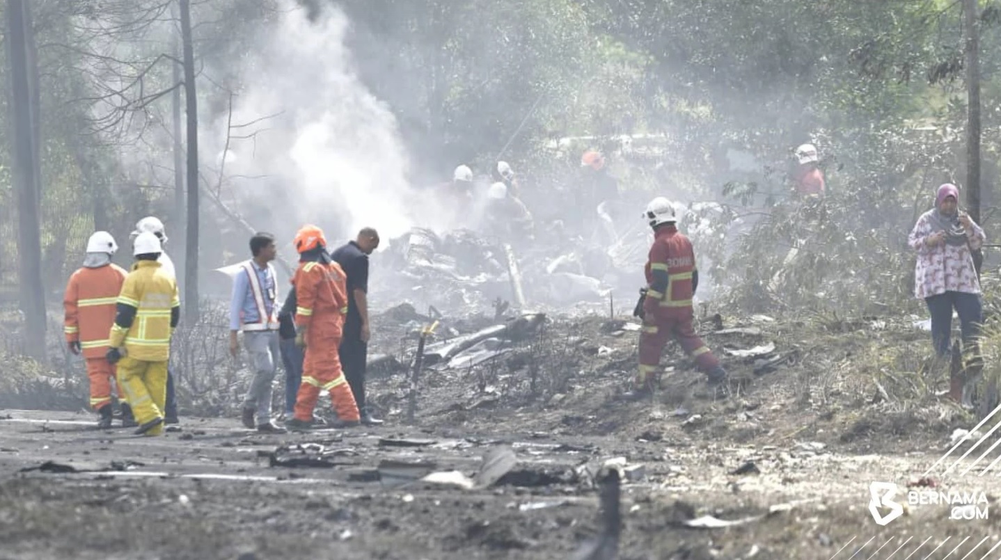 Μαλαισία: Αεροσκάφος συνετρίβη σε αυτοκινητόδρομο – Πληροφορίες για 10 νεκρούς – ΒΙΝΤΕΟ
