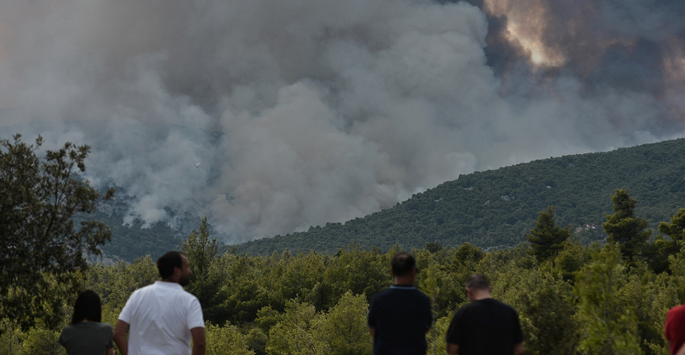 Φωτιά στην Πάρνηθα: Μάχη με τις φλόγες για να σωθεί ο Εθνικός Δρυμός