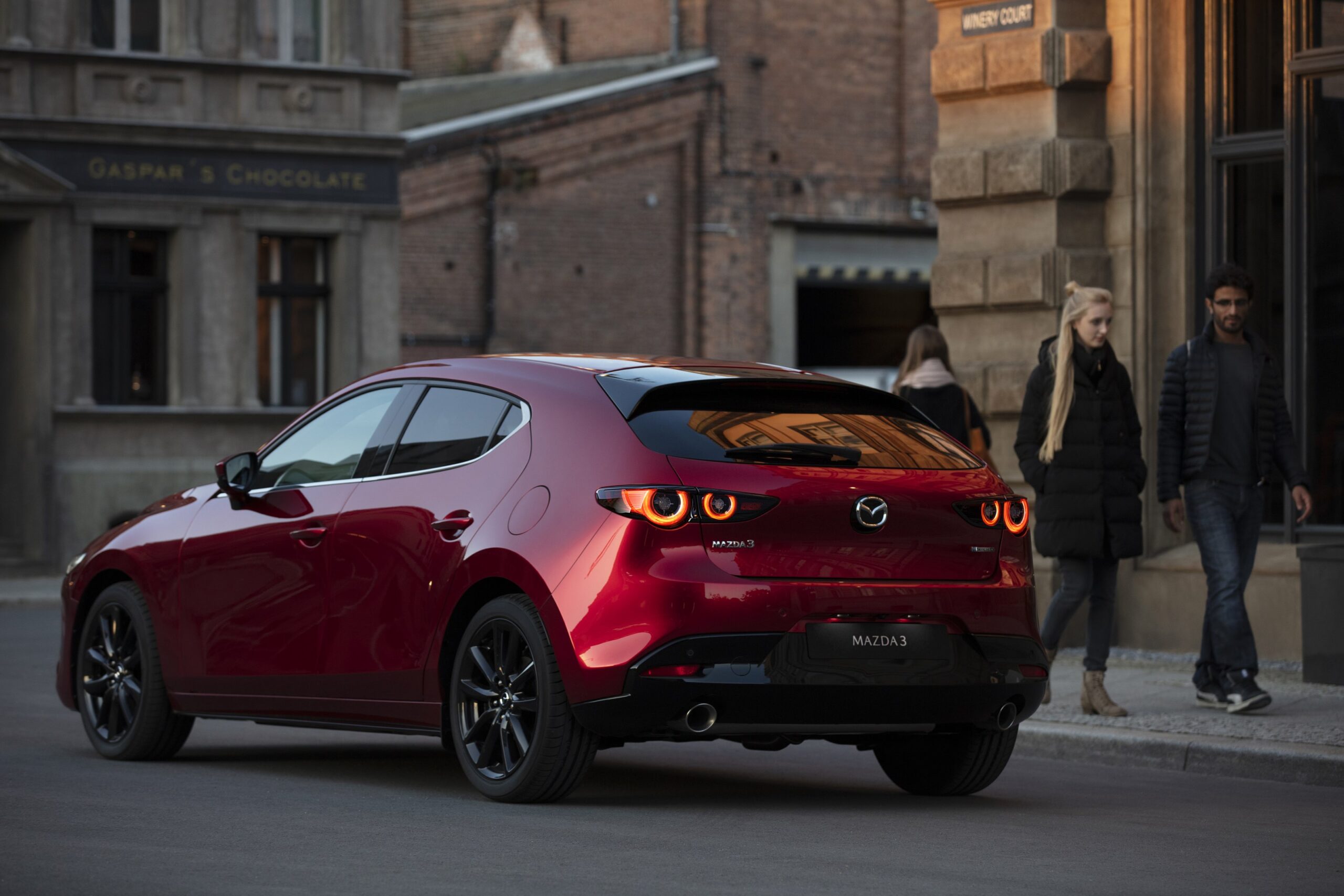 Mazda 3 2024: Με νέα χρώματα και επιπλέον χαρακτηριστικά ενεργητικής ασφάλειας