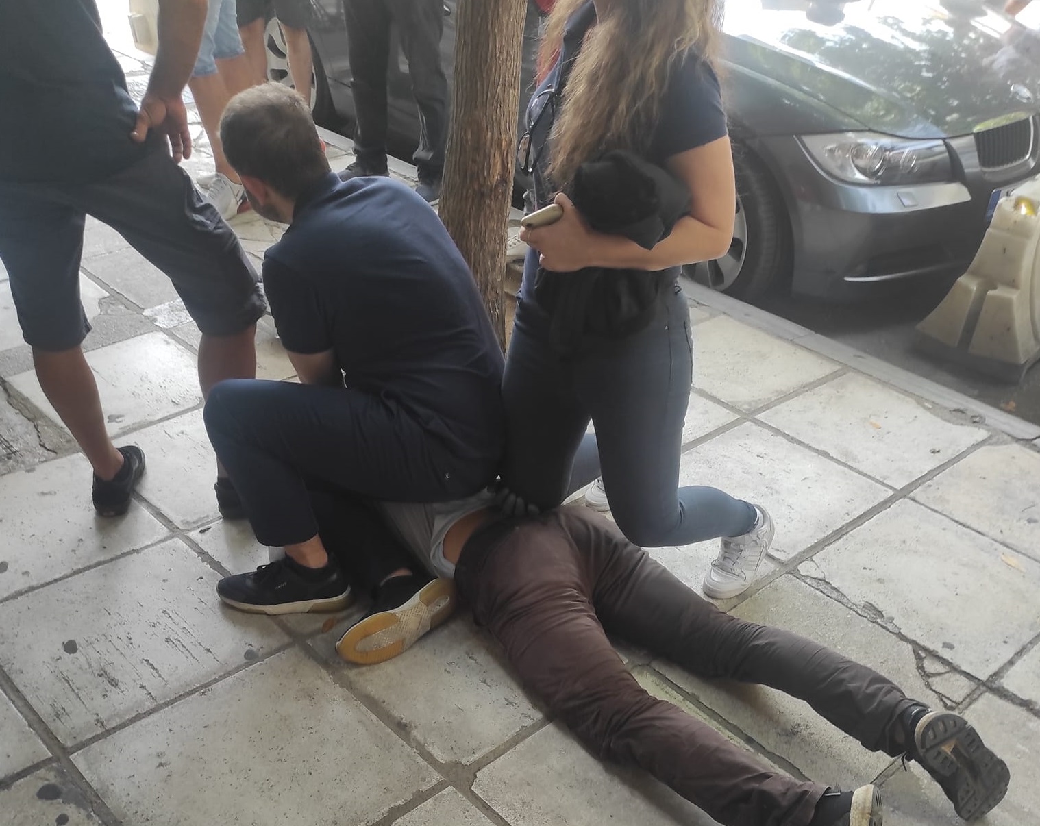 Θεσσαλονίκη: Πολίτες έπιασαν διαρρήκτη που πήγε να τρυπώσει μέρα μεσημέρι σε χρυσοχοείο (φωτο)