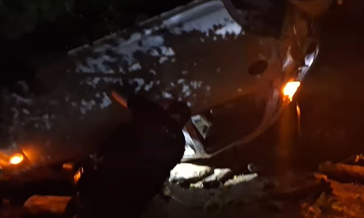 Απίστευτο τροχαίο στην Κρήτη: Αυτοκίνητο «προσγειώθηκε» σε αυλή σπιτιού μετά από σφοδρή σύγκρουση
