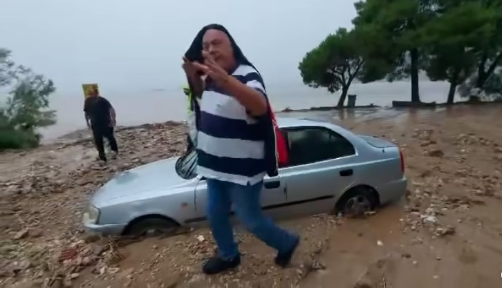Αχιλλέας Μπέος: Ανέβασε νέο βίντεο με τον πλημμυροπαθή να του ζητάει συγγνώμη