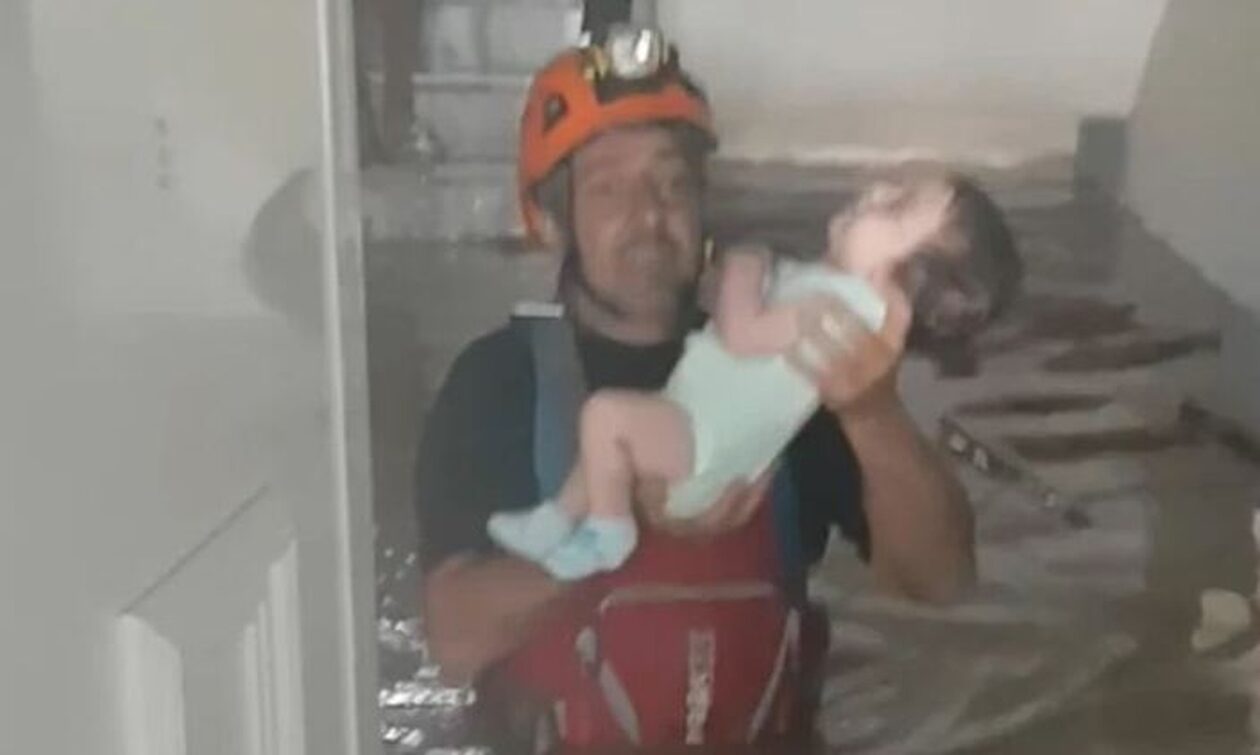 Συγκινεί βίντεο με διάσωση βρέφους από πλημμυρισμένο σπίτι στη Θεσσαλία - Έκλαψε η μητέρα του